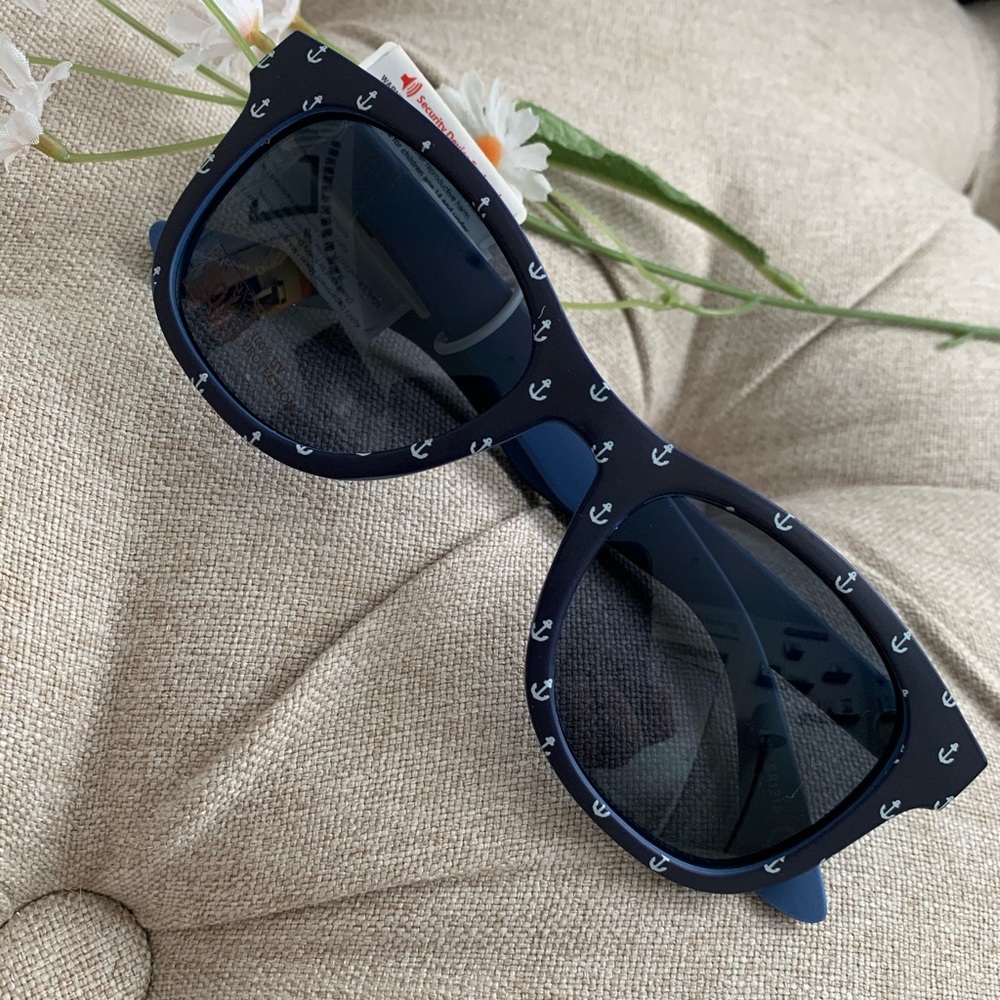 Blue anchor patterned sunglasses⚓️🕶